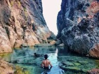 Di kolam batu pantai